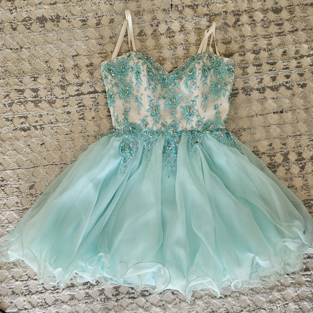 Dresses 👗 - Picture 7 of 7